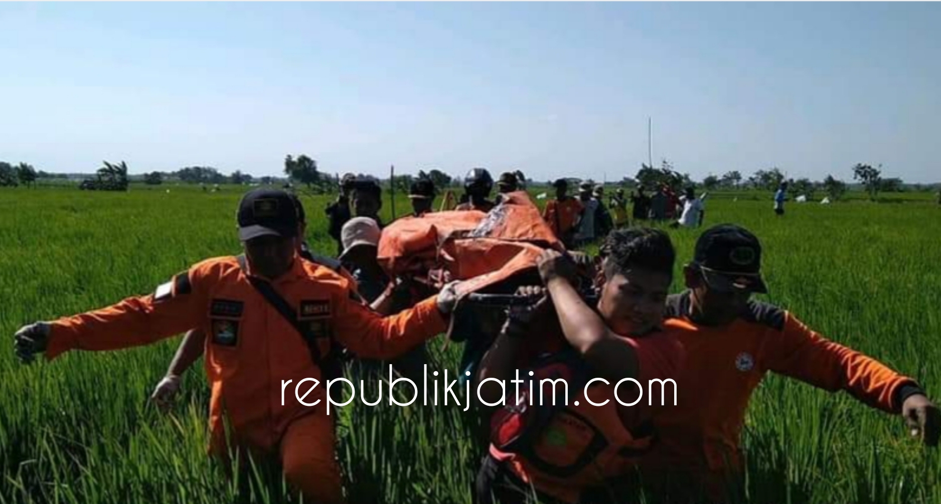 Petugas SAR Ngawi mengevakuasi jasad ASN Puskesmas Kendal yang ditemukan meninggal di sumur sawah