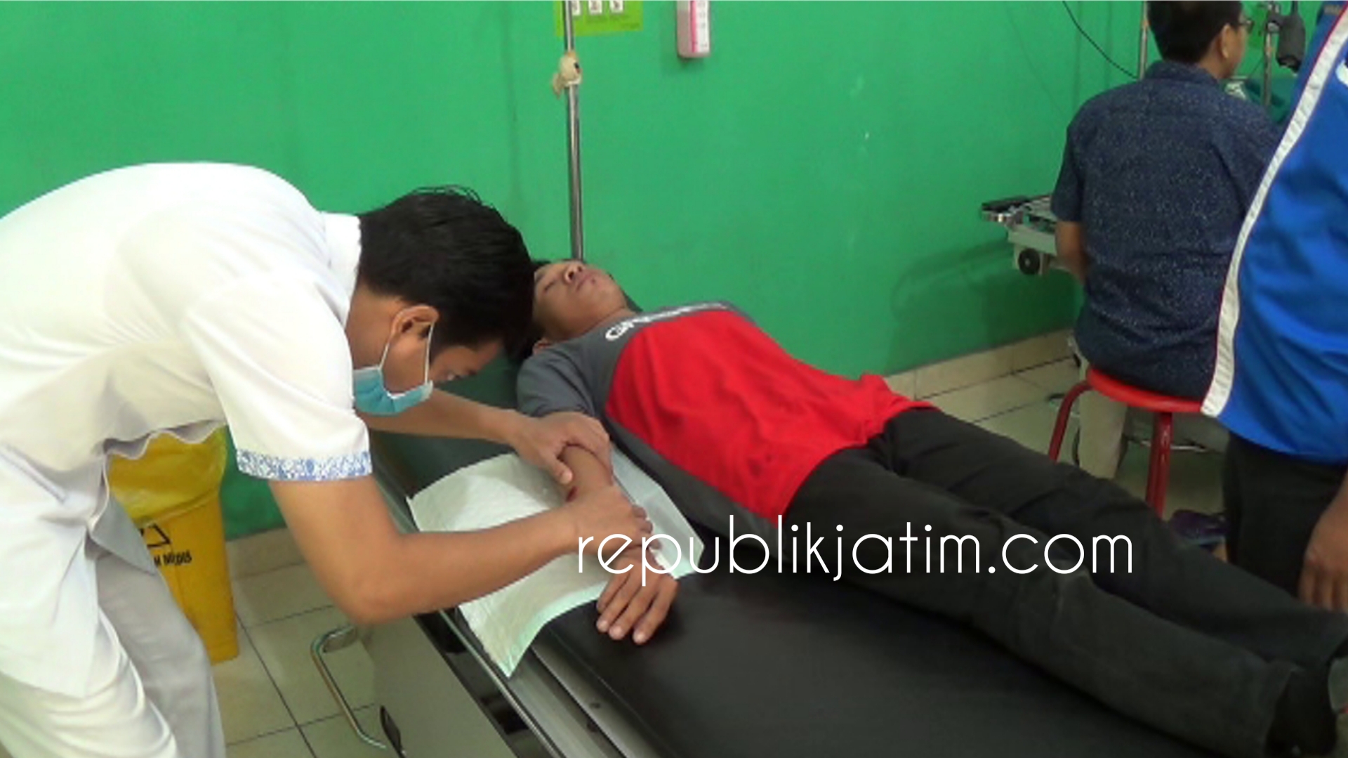 Driver ojek online saat divisum di RSUD Soeroto Ngawi karena mengalami luka akibat penganiayaan yang diduga dilakukan pengemudi bentor