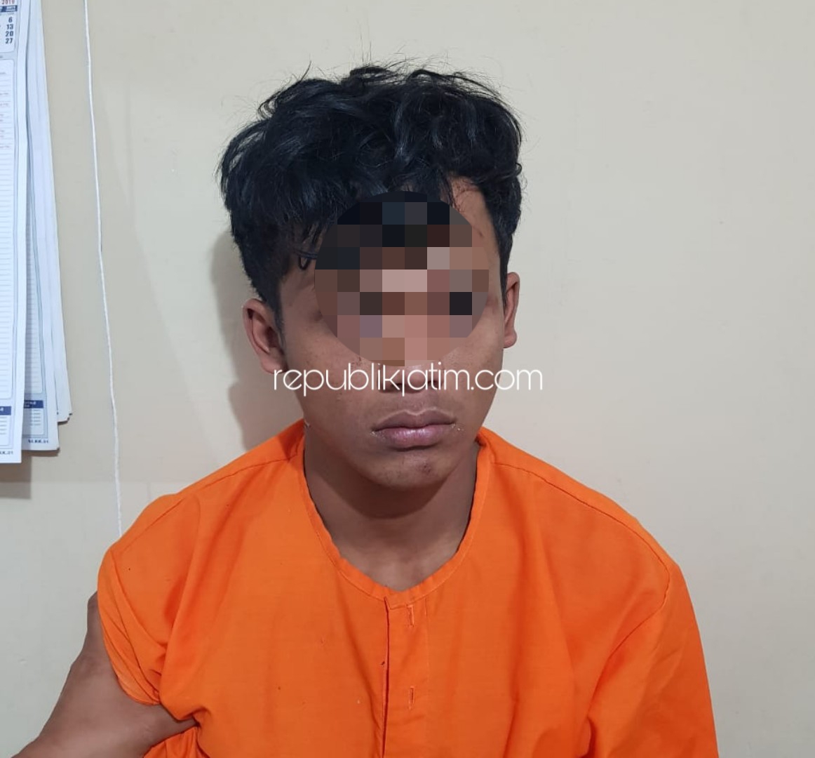 DITAHAN - Tersangka pencurian motor Suzuki RC 100, AW (23) warga Dusun Bandang, Desa Sambilawang, Kecamatan Bungkal, Ponorogo ditahan petugas Polsek Mlarak bersama barang buktinya, Selasa (09/07/2019).