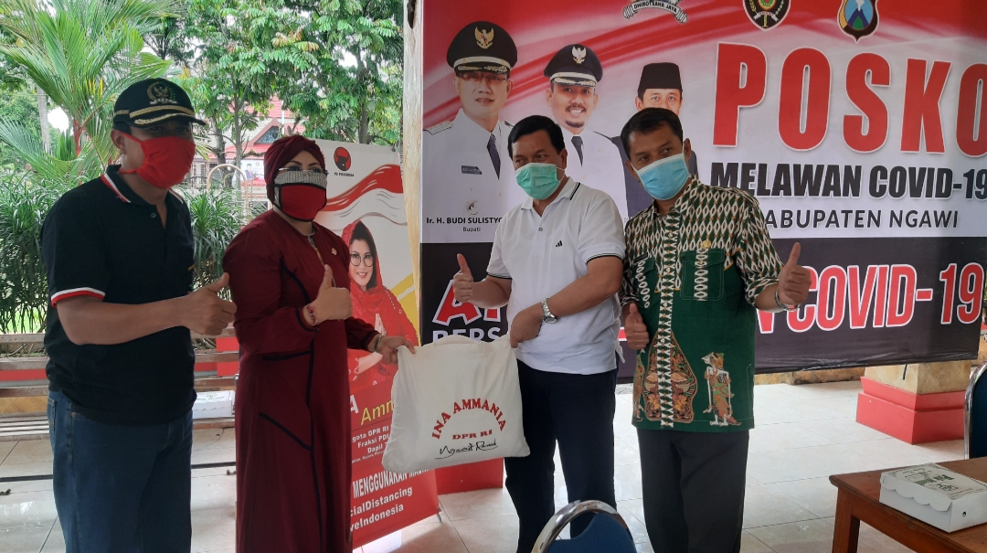 Foto : Ina Ammania didampingi Ketua DPRD Ngawi Dwi Rianto Jatmiko menyerahkan bantuan APD ke Kepala Dinas Kesehatan, Yudono, untuk Tim Medis.