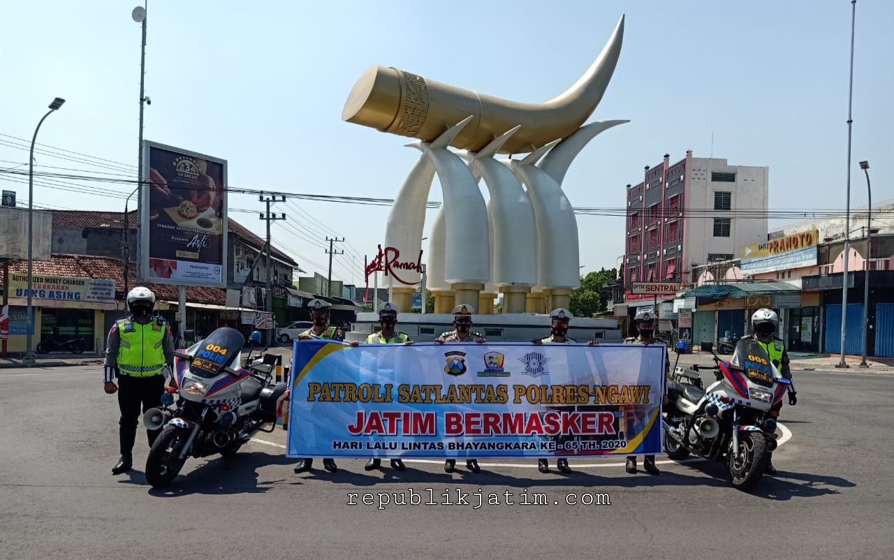 Satlantas Polres Ngawi gencar sosialisasi Jatim Bermasker melalui giat patroli. (Foto/Andik)