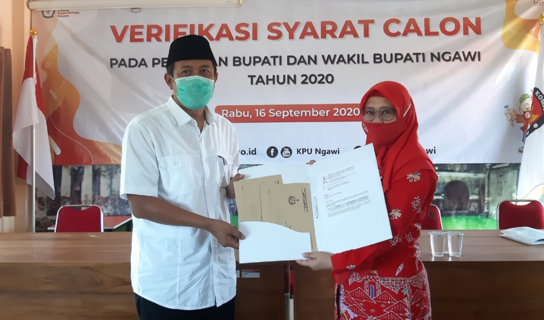 KPU Ngawi menyerahkan hasil tes kesehatan dari RSAL Dr Ramelan ke pasangan calon Ony-Antok. Foto/Andik