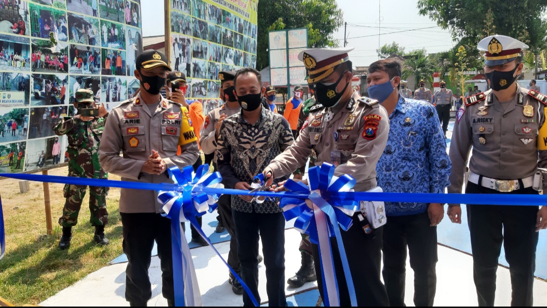 Kabag Binops Ditlantas Polda Jatim Kompol Gathut Bowo S saat meninjau Kampung Tangguh Semeru Tertib Lalu Lintas di Desa Dawu Kecamatan Paron Ngawi. (Foto/Andik)