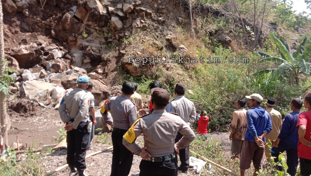 Petugas Polsek Kendal Ngawi mendatangi lokasi tambang tradisional yang longsor dan mengakibatkan seorang penambang tewas. (Foto/Andik)