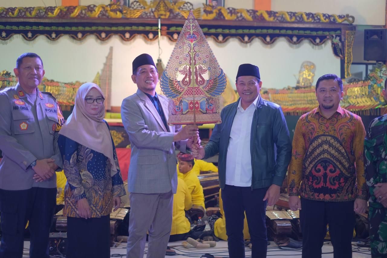 RUWAH - Plt Bupati Sidoarjo Subandi menghadiri ruwah Desa Grogol, Kecamatan Tulangan, Sidoarjo dengan pagelaran wayang kulit dengan dalang Ki Yohan Susilo dari Desa Keret, Kecamatan Krembung, Jumat (31/01/2025) malam.