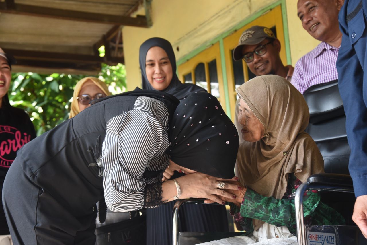 BANTUAN - Wakil Bupati Sidoarjo, Mimik Idayana berkunjung ke rumah Muslikah warga Desa Keper, Kecamatan Krembung, Sidoarjo untuk menyerahkan bantuan kursi roda, Minggu (11/05/2025).