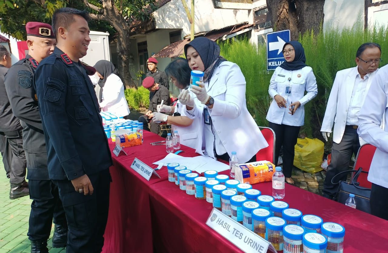 TES URINE - Kanwil Ditjen PAS Jatim berkomitmen menciptakan Lembaga Pemasyarakatan (Lapas) dan Rumah Tahanan (Rutan) yang bersih dari peredaran narkoba dan penggunaan telepon genggam atau Hand Phone (HP) ilegal dengan pemusnahan dan tes urine, Rabu (21/05