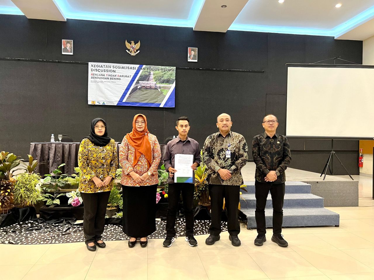 KESEPAKATAN - Pemkab Sidoarjo resmi menandatangani berita acara Rencana Tindak Darurat (RTD) Penanganan Bencana Bendungan Bening, Kecamatan Saradan, Madiun bersama 6 kabupaten/kota lain di Jawa Timur di De Resort Hotel, Mojokerto, Kamis (24/07/2025).