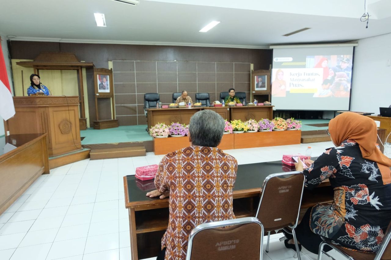EVALUASI - Sekretaris Daerah (Sekda) Kabupaten Sidoarjo, Fenny Apridawati membuka kegiatan Sosialisasi Pemantauan dan Evaluasi Kinerja Penyelenggaraan Pelayanan Publik (PEKPPP) Tahun 2025 di Ruang Delta Graha, Pemkab Sidoarjo, Selasa (29/07/2025).
