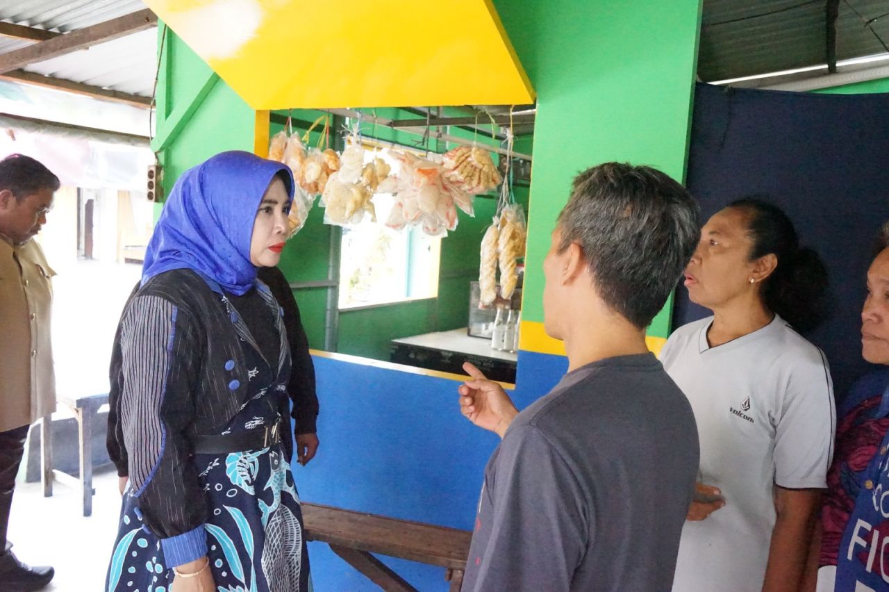 TINJAU - Wabup Sidoarjo Mimik Idayana meninjau tiga warung rakyat yang telah direnovasi yakni dua unit di Kelurahan Magersari dan satu unit di Kelurahan Sidokare, Kecamatan Sidoarjo, Kamis (14/08/2025).