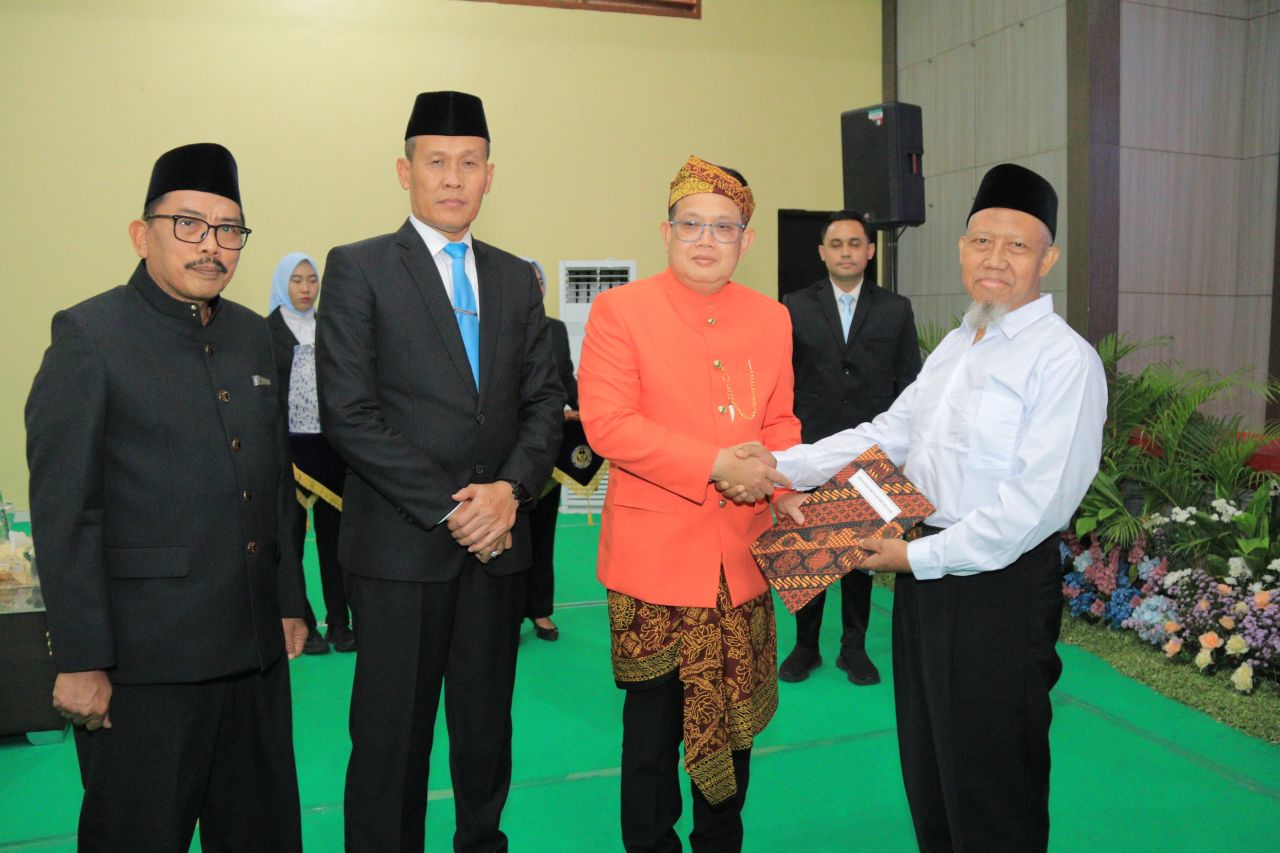 REMISI - Kanwil Ditjenpas Jatim menyerahkan Remisi Umum 17 Agustus dan Dasawarsa bagi warga binaan saat peringatan Hari Ulang Tahun Kemerdekaan RI ke 80 di Aula Lapas Kelas I Surabaya di Kebonagung, Kecamatan Porong, Sidoarjo, Minggu (17/08/2025).