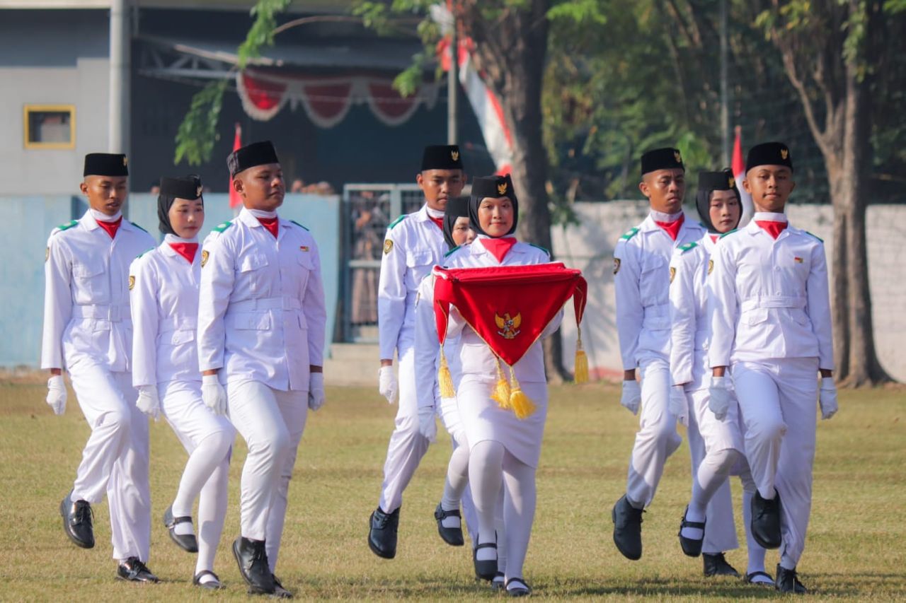 PASKIBRA - Sebuah kebanggaan kembali diraih tiga siswi SMA Al Muslim yang berhasil terpilih menjadi anggota Tim Paskibra Kecamatan Waru dan mengikuti upacara HUT RI ke 80 di lapangan Desa Bungurasih, Kecamatan Waru, Sidoarjo, Minggu (17/08/2025).