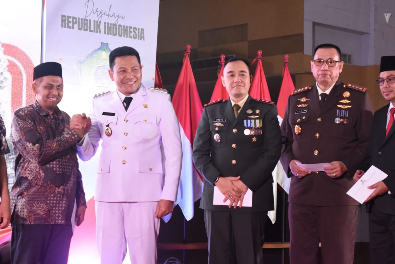 BANTUAN - Bupati Sidoarjo Subandi menyerahkan bantuan kepada 18 mantan narapidana terorisme usai memimpin upacara bendera peringatan HUT Kemerdekaan Republik Indonesia ke 80 Tahun 2025 di Mall Pelayanan Publik (MPP) Sidoarjo, Minggu (17/08/2025).
