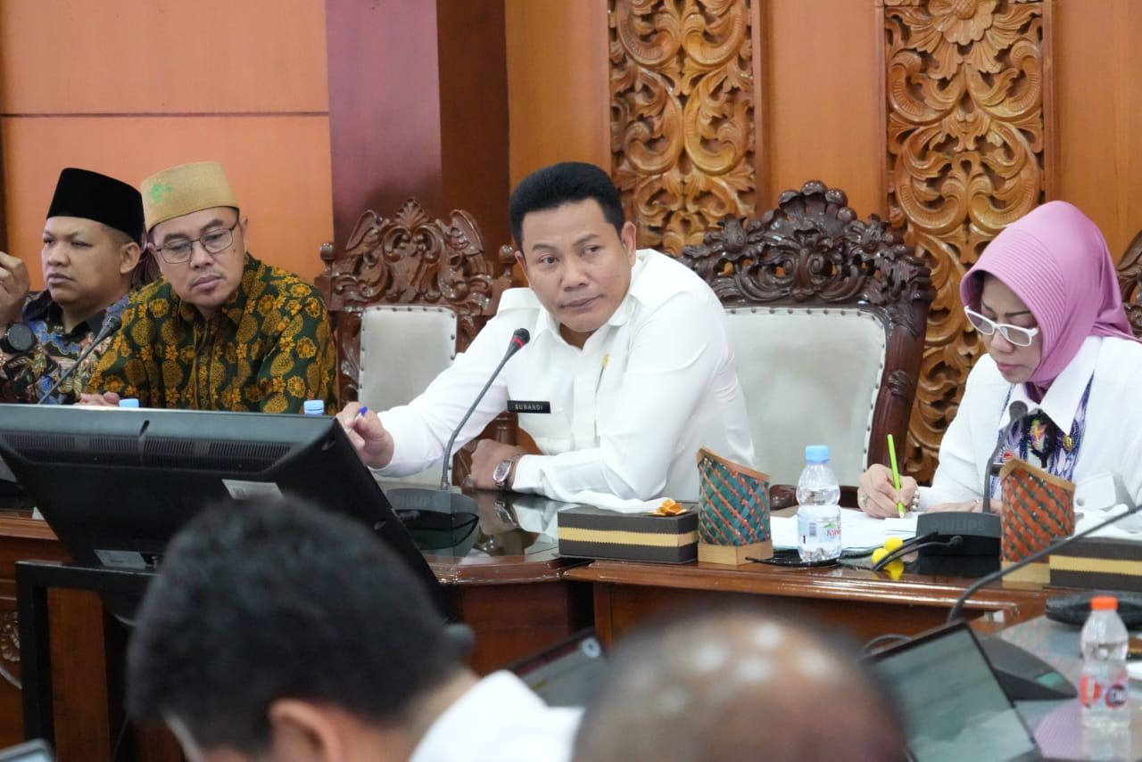 RAPAT - Bupati Sidoarjo Subandi didampingi Sekda Fenny Apridwati dan Ketua DPRD Abdillah Nasih saat rapat dengan sejumlah pejabat membahas nasib ribuan tenaga Non ASN Pemkab Sidoarjo, Rabu (20/08/2025).
