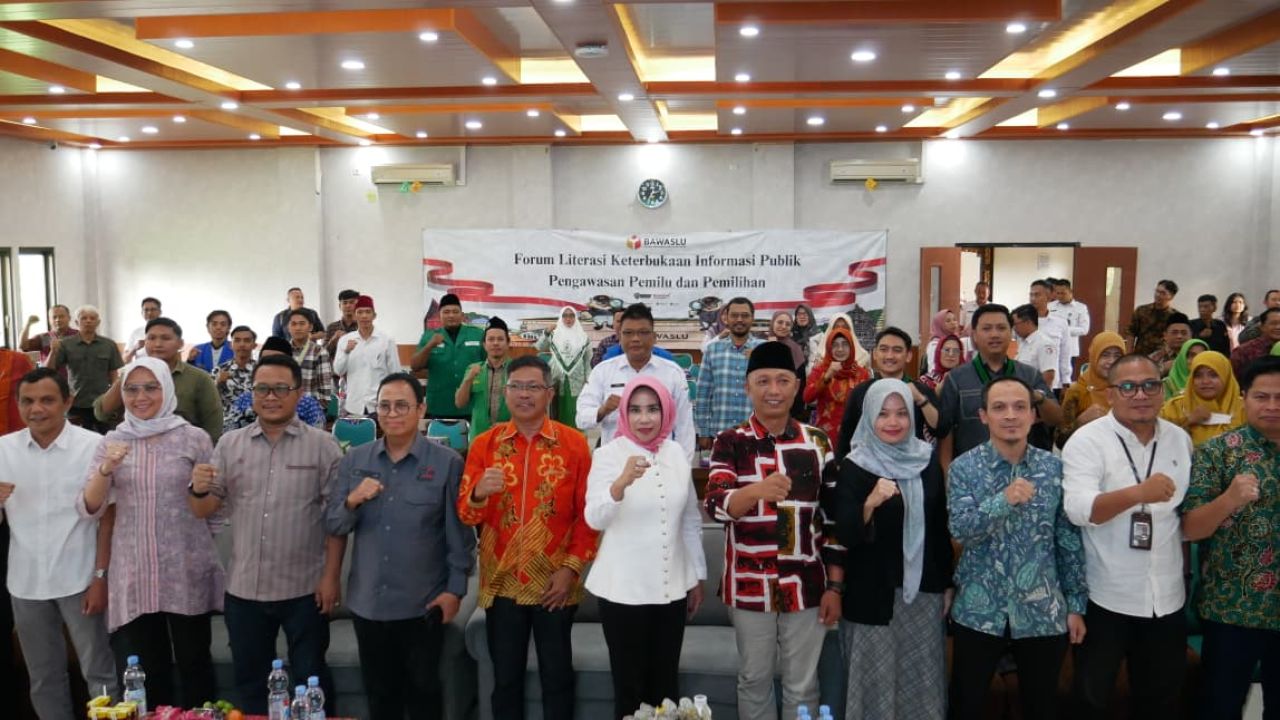 KETERBUKAAN - Wabup Sidoarjo Mimik Idayana membuka acara Forum Literasi Keterbukaan Informasi Publik Pengawasan Pemilu dan Pemilihan di Aula Majapahit Badan Kepegawaian Daerah (BKD) Pemkab Sidoarjo, Rabu (20/08/2025).