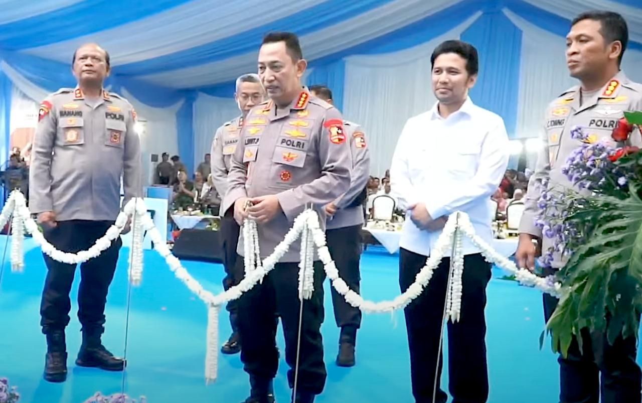 GROUNBREAKING - Kapolri Jenderal Listyo Sigit Prabowo meletakkan batu pertama (groundbreaking) 13 Satuan Pelayanan Pemenuhan Gizi (SPPG) di wilayah Polda Jatim yang dipusatkan di Porong, Sidoarjo, Rabu (20/08/2025) sore.