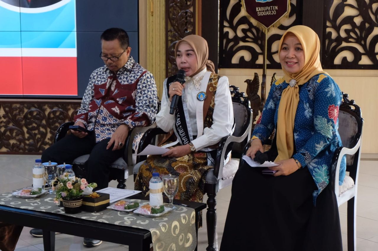 SOSIALISASI - TP PKK dan Pokja PAUD Sidoarjo Sosialisasi Pengelolaan Ekonomi Keluarga dan Usaha Berbasis Teknologi Informasi serta Talk Show Penjaga Awal Menuju Generasi Emas di Pendopo Delta Wibawa, Jumat (22/08/2025).
