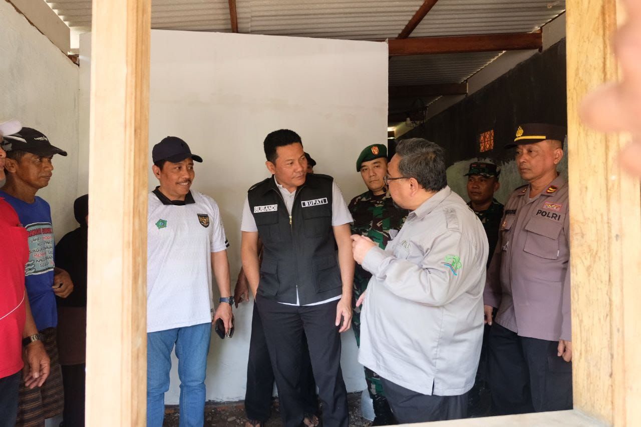 SIDAK - Bupati Sidoarjo Subandi melakukan Inspeksi Mendadak (Sidak) Rumah Tidak Layak Huni (RTLH) di Desa/Kecamatan Porong dan Desa/ Kecamatan Krembung, Sidoarjo sekaligus mengecek program Beda Warung, Sabtu (23/08/2025).