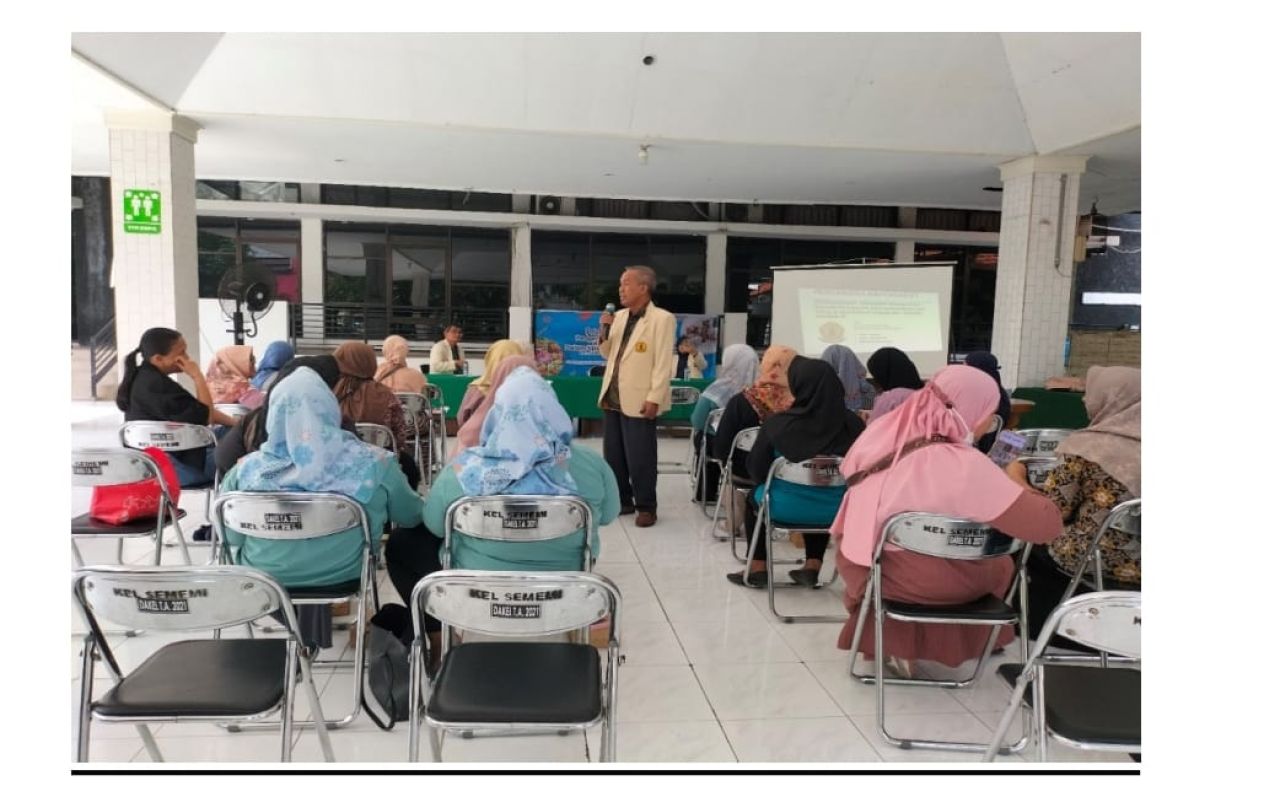 PENDAMPINGAN - Tim Pengabdian Masyarakat (Penmas) dosen dan mahasiswa Fakultas Ekonomi dan Bisnis (FEB), Universitas Wijaya Kusuma Surabaya (UWKS) memberi pendampingan pengelolaan keuangan bagi pelaku UMKM Kelurahan Sememi, Kecamatan Benowo, Surabaya.