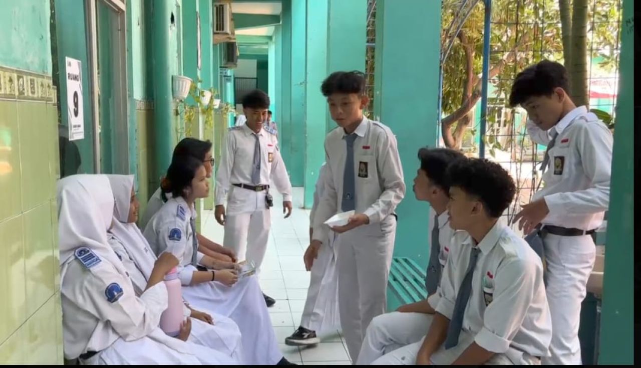 MBG - Sejumlah siswa dan siswi SMA Negeri 2 Sidoarjo yang gagal menerima program Makan Bergizi Gratis (MBG) makan makanan catering dan karyawan Satuan Pelayanan Pemenuhan Gizi (SPPG) memindahkan peralatan makanan ke sebuah mobil, Senin (25/08/2025).