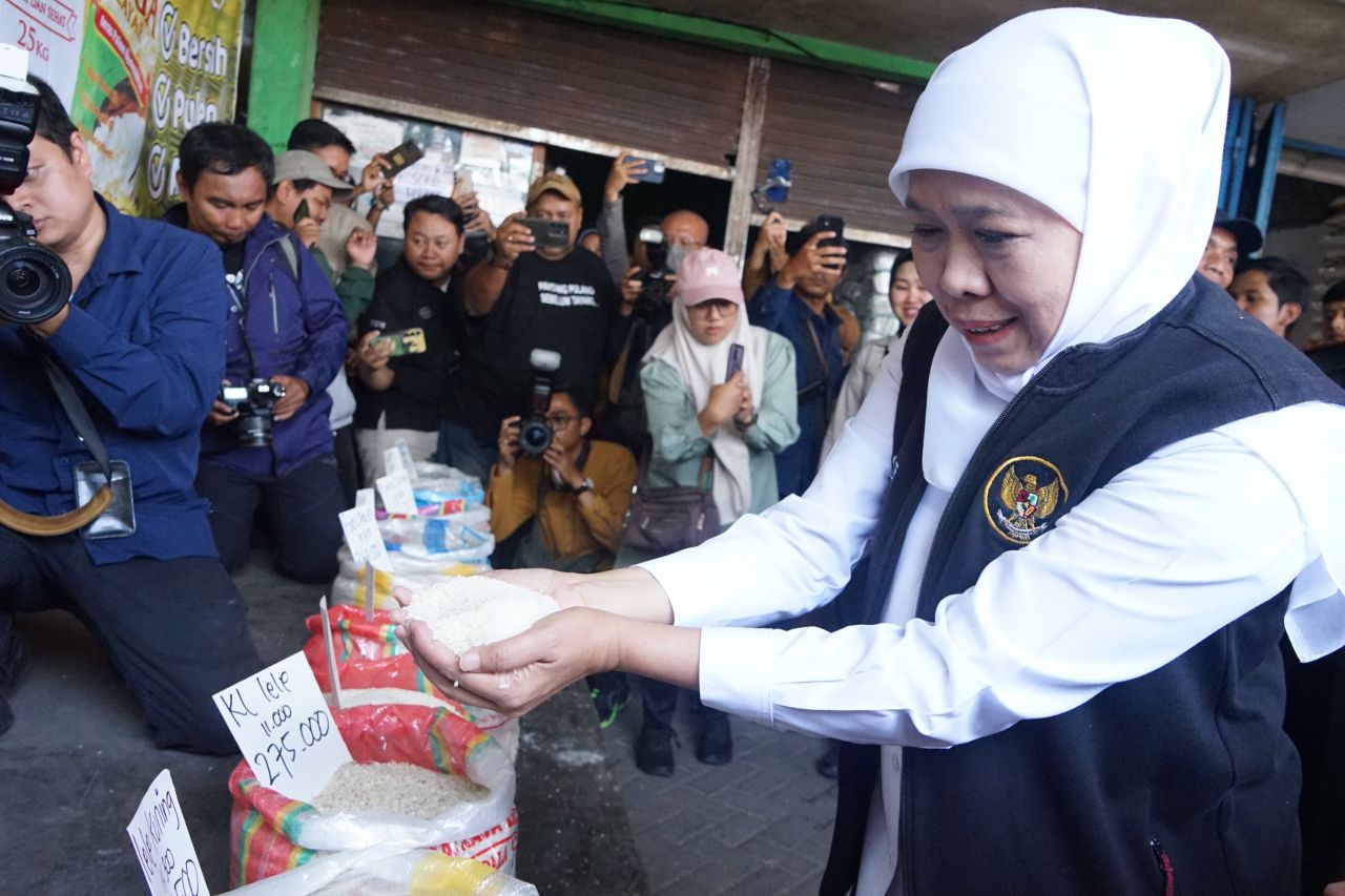 TINJAU - Gubernur Jawa Timur, Khofifah Indar Parawansa bersama Bupati Sidoarjo, Subandi meninjau langsung distribusi beras di Pasar Larangan, Kecamatan Candi, Sidoarjo, Senin (25/08/2025).