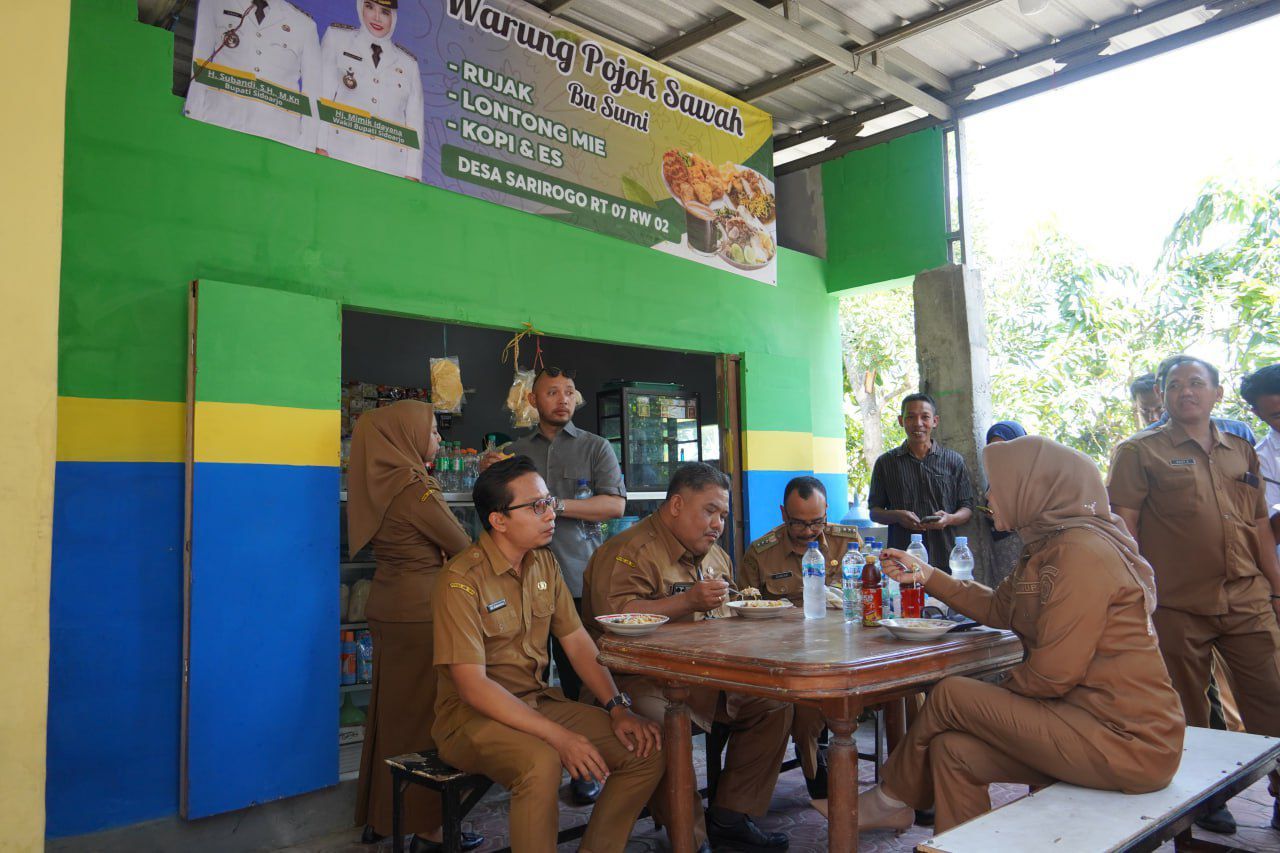 TINJAU - Wakil Bupati Sidoarjo Mimik Idayana meninjau warung milik Bu Sumi di Desa Sarirogo, Kecamatan Sidoarjo, yang menjadi salah satu dari tiga unit yang selesai direnovasi melalui program Bedah Warung Rakyat Pemkab Sidoarjo, Senin (25/08/2025).