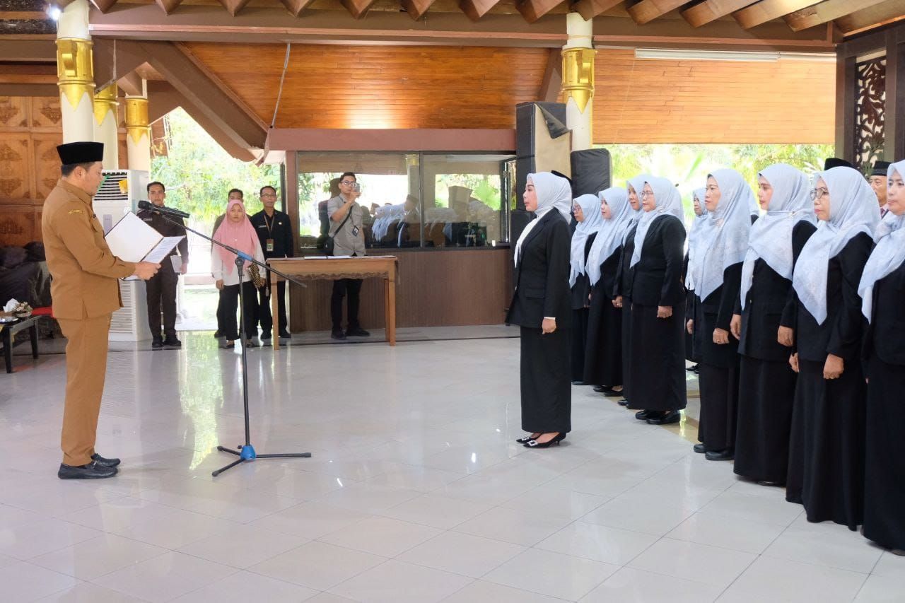 KUKUHKAN - Bupati Sidoarjo Subandi menetapkan dan mengukuhkan Bunda dan Pokja Bunda PAUD Kabupaten yang digelar di Pendopo Delta Wibawa, Senin (25/08/2025).