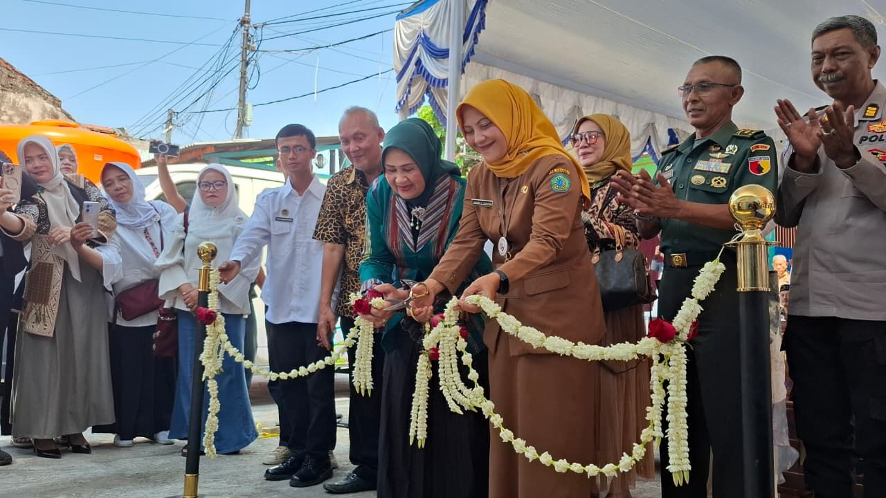 RESMIKAN - Plt Kepala Dinkes Sidoarjo dr Lakhsmie Herawati mewakili Bupati Sidoarjo saat peresmian Dapur Satuan Pelayanan Pemenuhan Gizi (SPPG) pendukung Program Makan Bergizi Gratis (MBG) di Kelurahan Magersari, Kecamatan Sidoarjo, Senin (26/08/2025).