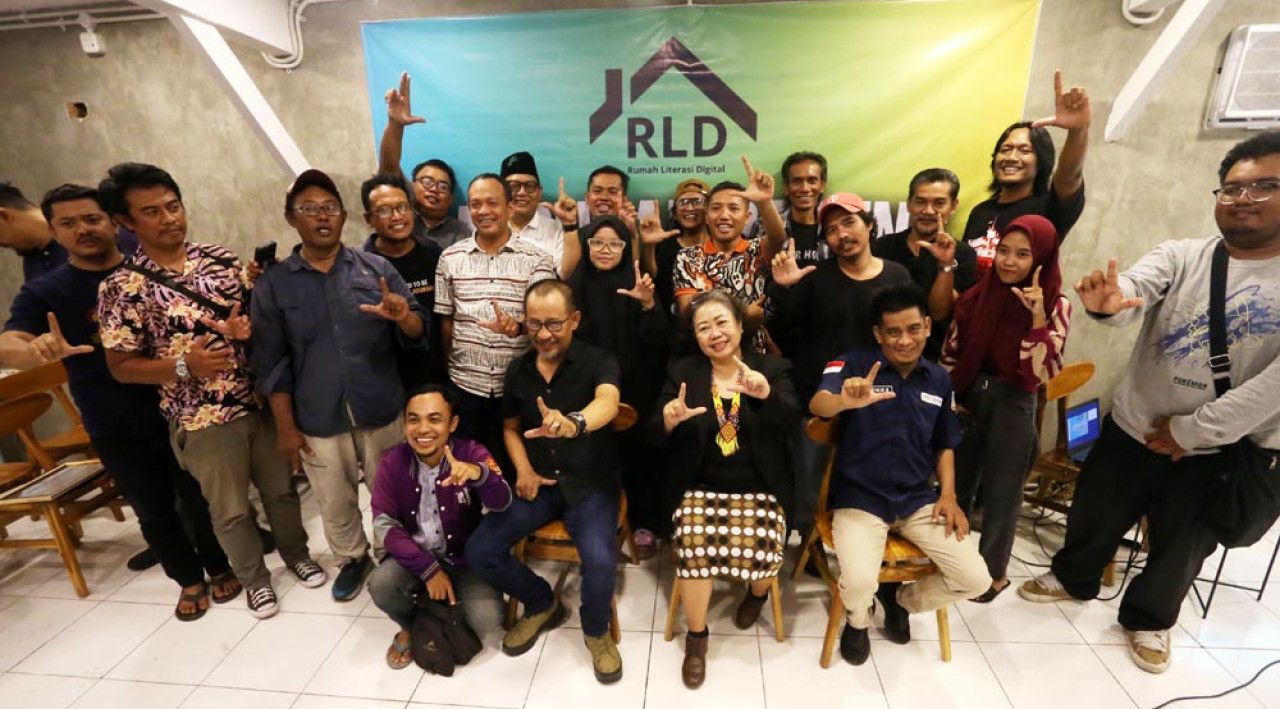 LITERASI - Rumah Literasi Digital (RLD) menggelar acara Jagongan Bareng di markasnya, Jalan Kacapiring No 6 Surabaya menghadirkan narasumber pakar komunikasi Dr Dra Zulaika M Si dan Dr Drs Harliantara M Si, Selasa (26/08/2025) petang.