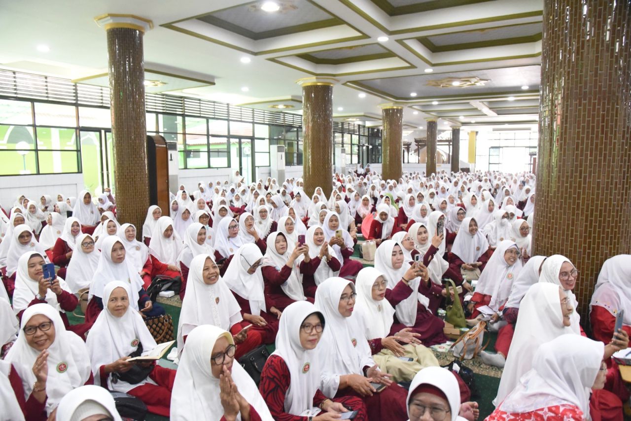 ISTIGHOTSAH - Bupati Sidoarjo Subandi ikut Istighotsah dan Doa Bersama untuk memperingati Hari Ulang Tahun (HUT) Republik Indonesia (RI) ke 80 yang diselenggarakan Majelis Ta’lim Bunda Muslimah Az-Zahra Sidoarjo di Masjid Agung Sidoarjo, Rabu (27/08/2025)