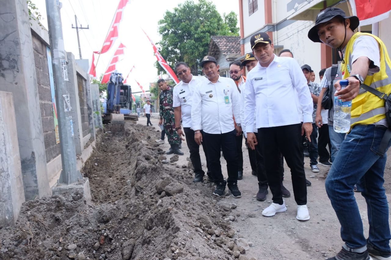 SIDAK - Bupati Sidoarjo Subandi melaksanakan Inspeksi Mendadak (Sidak) proyek betonisasi Jalan Bringinbendo - Kletek, Kecamatan Taman dan Jalan Pabean, Kecamatan Sedati - Ngingas, Kecamatan Waru, Sidoarjo, Rabu (27/08/2025).
