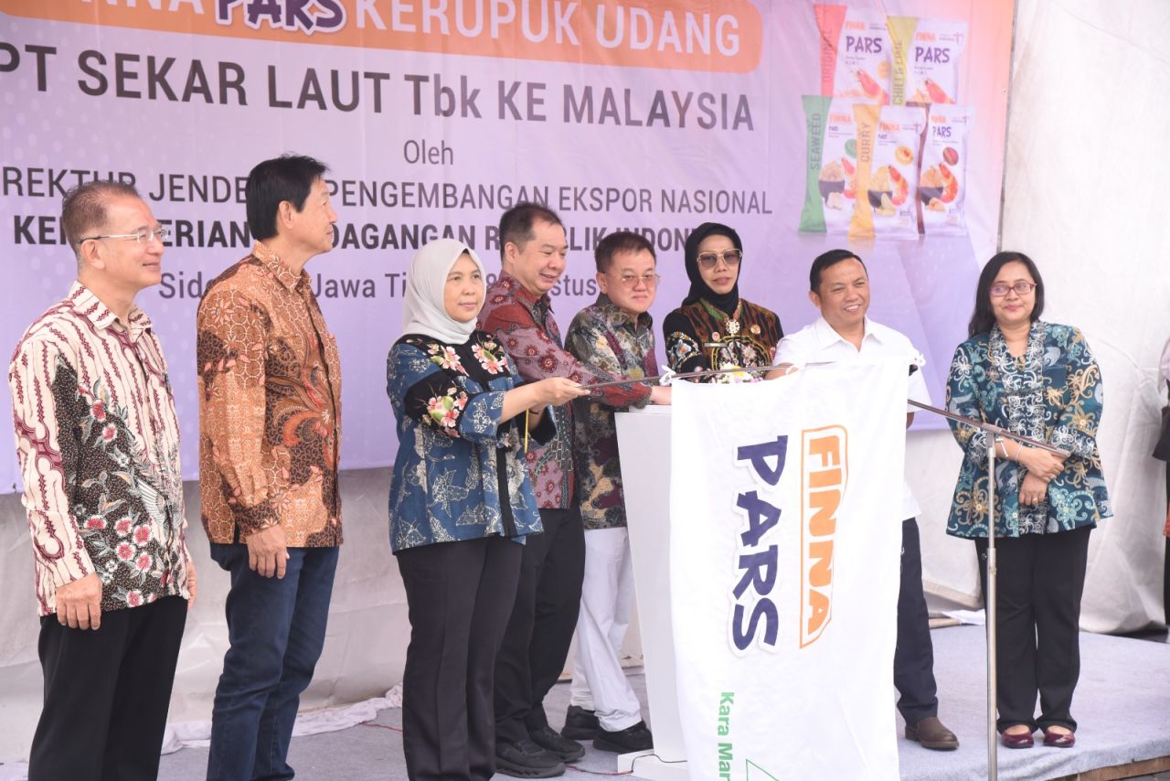 EKSPOR - Ekspor perdana Finna PARS Kerupuk Udang PT Sekar Laut Tbk oleh Dirjen Pengembangan Ekspor Nasional Kementerian Perdagangan RI Fajarini Puntodewi, Sekda Sidoarjo Fenny Apridawati serta Presdir PT Sekar Laut Tbk Welly Gunawan, Kamis (28/08/2025).