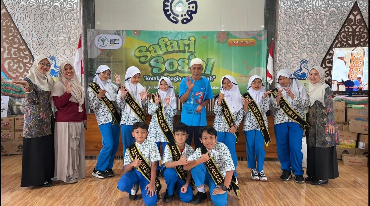 Perwakilan siswa dan siswi SD Al Muslim berkunjung ke Griya Lansia, Malang yang menjadi rumah huni untuk lansia terlantar yang berhasil direscue oleh tim sukarelawan untuk berbagi kebahagiaan dan menumbuhkan rasa empati, Kamis (28/08/2025).