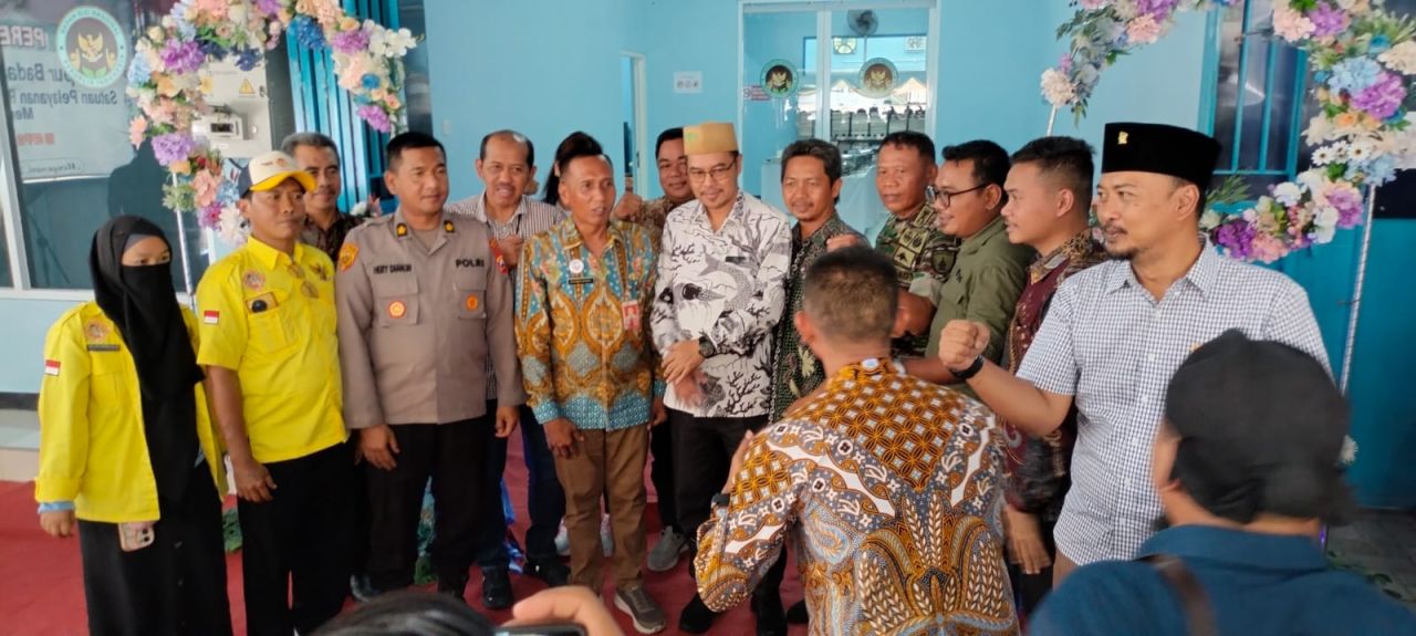 RESMIKAN - Sejumlah pimpinan dan anggota DPRD Sidoarjo ikut meramaikan dapur Satuan Pelayanan Pemenuhan Gizi (SPPG) Wijaya Mandiri di Desa Mergosari, Kecamatan Tarik, Sidoarjo, Jumat (29/08/2025).