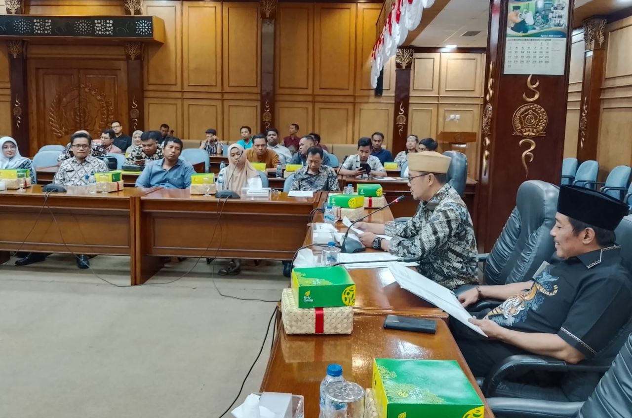 HEARING - Ketua DPRD Sidoarjo, Abdillah Nasih bersama pimpinan dan anggota DPRD Sidoarjo lainnya menggelar hearing (rapat dengar pendapat) atas kematian Hanania Fatin Majida yang diduga akibat buruknya pelayanan kesehatan di Klinik, Kamis (28/08/2025).