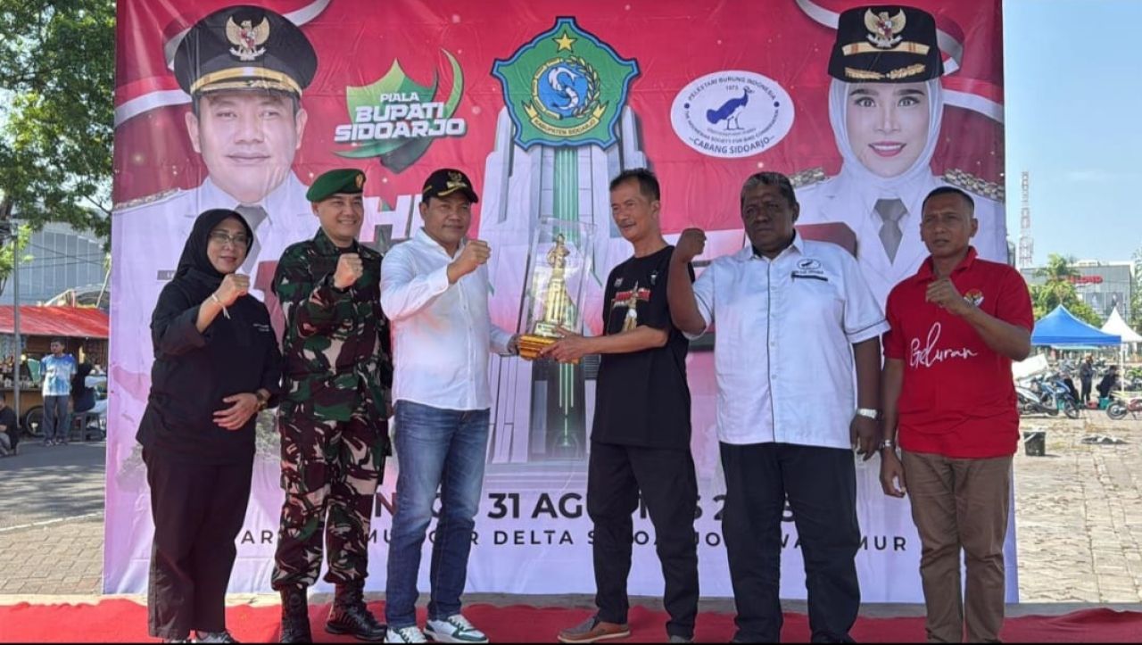 LOMBA - Ribuan kicau mania memperebutkan Piala Bupati Sidoarjo serta hadiah uang tunai di Festival dan Kompetisi Lomba Burung Berkicau yang diselenggarakan Pelestari Burung Indonesia (PBI) dan Dinas Pangan dan Pertanian di GOR, Minggu (31/08/2025).
