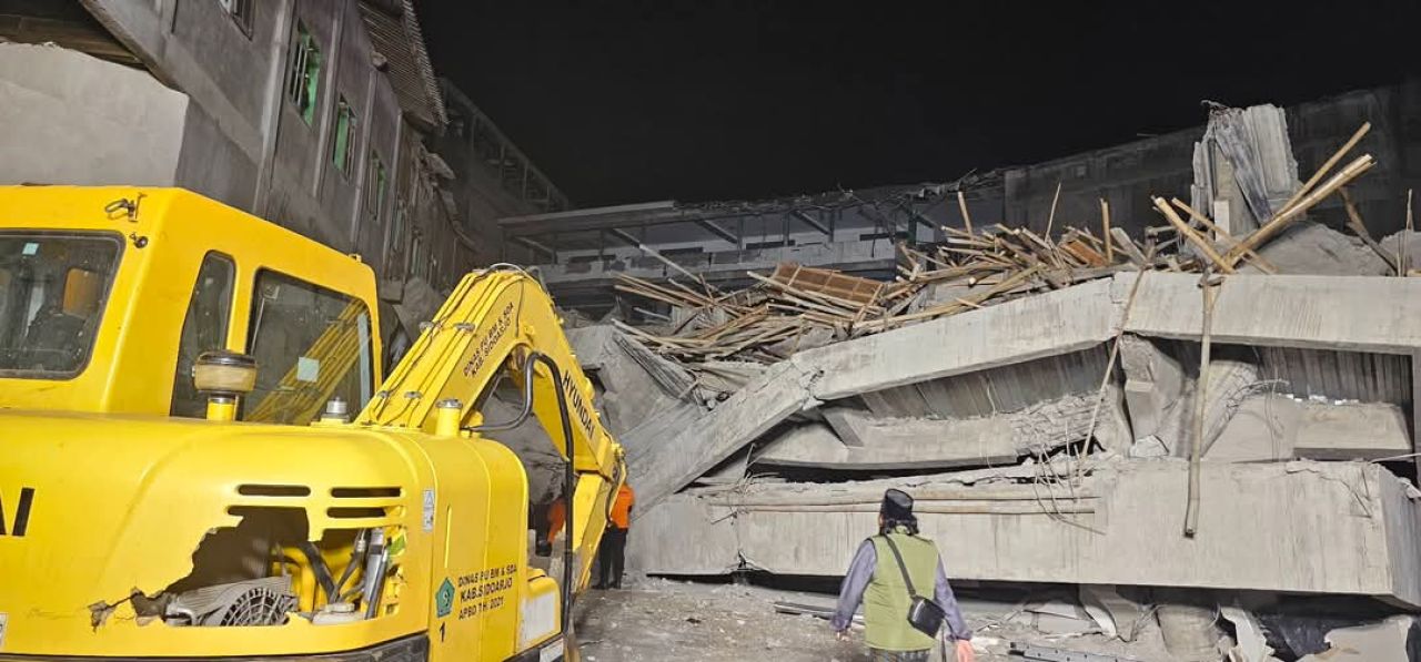 EVAKUASI - Para petugas gabungan masih melaksanakan proses evakuasi para santri putra Ponpes Al Khoziny Buduran yang tertimpa reruntuhan bangunan musala berlantai empat itu menggunakan alat berat dan manual hingga, Selasa (30/09/2025) dini hari.