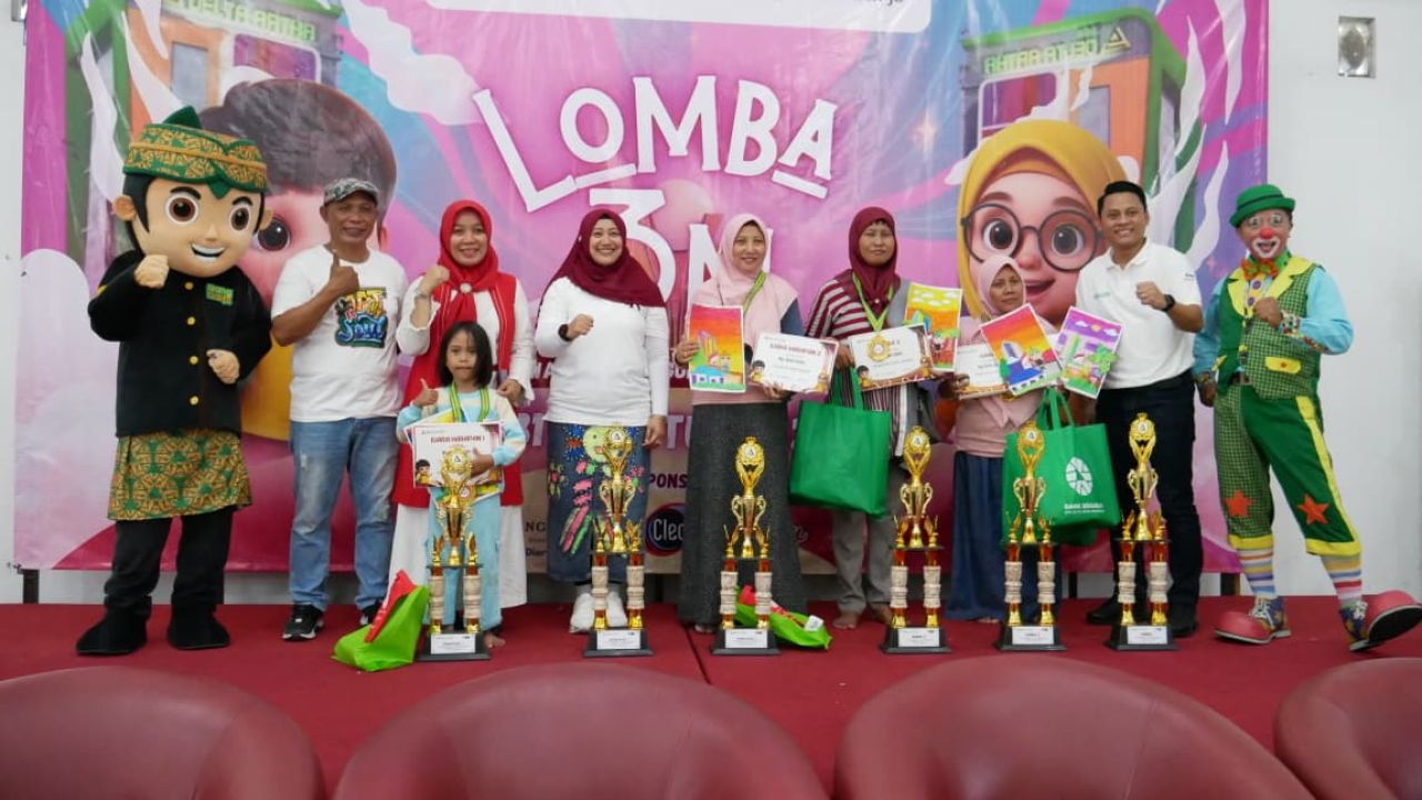 LOMBA - Dirut PT BPR Delta Artha Perseroda Sofia Nurkrisnajati Atmaja mengajak menabung sejak dini melalui Lomba 3M (Mewarnai, Menggunting dan Menempel) bagi anak TK se Sidoarjo yang digelar di Museum Mpu Tantular, Buduran, Sidoarjo Minggu (31/08/2025).