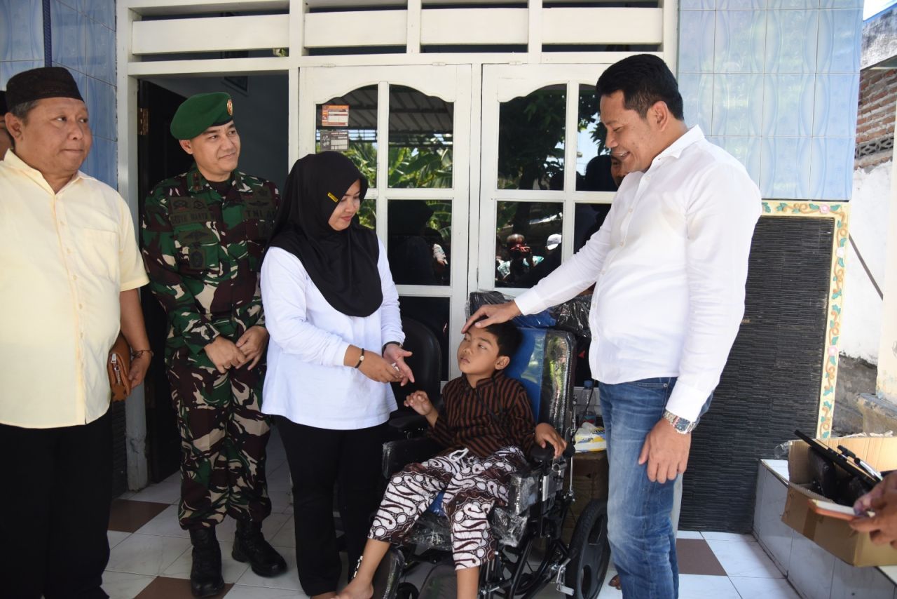 BLUSUKAN - Bupati Sidoarjo Subandi blusukan menyerahkan bantuan kursi roda untuk warga Kecamatan Krian dan Tarik didampingi Kepala Organisasi Perangkat Daerah (OPD) terkait, Ketua Fraksi Partai Golkar M Nizar dan para perangkat desa, Minggu (31/08/2025).