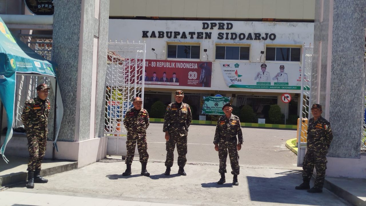 AMANKAN - Sejumlah anggota Banser Sidoarjo menjalankan instruksi Ketua Umum GP Ansor Addin Jauharuddin dengan menjaga tiga obyek vital salah satu diantaranya Kantor DPRD Sidoarjo dengan sistem jaga 3 shift selama 24 jam, Rabu (03/09/2025).
