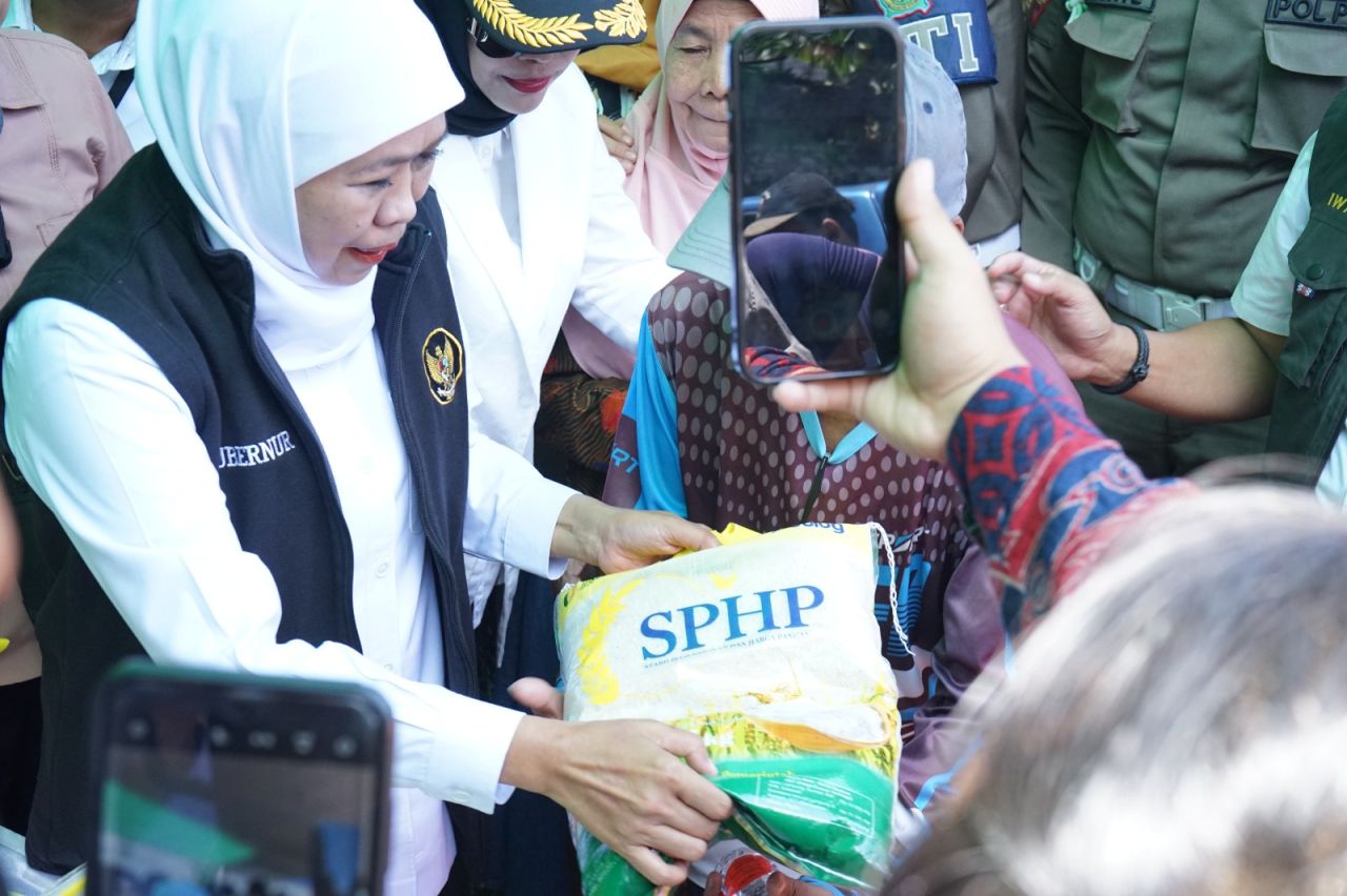 PASAR MURAH - Gubernur Jatim Khofifah Indar Parawansa dan Wabup Sidoarjo Mimik Idayana mengecek pasar murah di Kecamatan Taman, Sidoarjo, Kamis (04/09/2025).