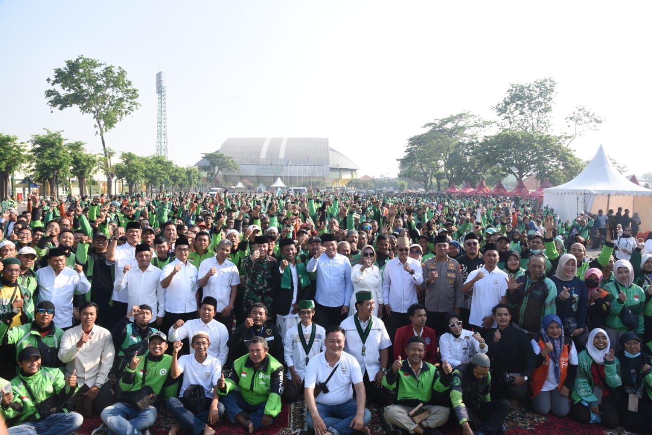 DOA BERSAMA - Bupati dan Wabup Sidoarjo bersama ribuan Ojol berkumpul di Parkir Timur GOR untuk gelaran Doa Bersama bagi almarhum Affan Kurniawan, korban yang terlintas mobil Rantis milik Brimob, Jumat (05/09/2025) pagi.