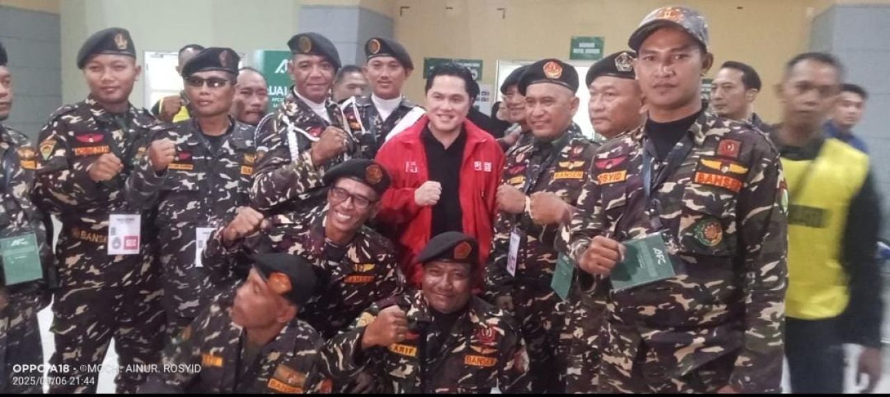 APRESIASI - Ketua Umum PSSI Erick Thohir (tengah) mengapresiasi pengaman yang melibatkan Banser Jatim dan Sidoarjo saat pertandingan Indonesia lawan Makau dalam kualifikasi Piala Asia U-23 2026 di Stadion Gelora Delta Sidoarjo, Sabtu (6/9/2025) malam.