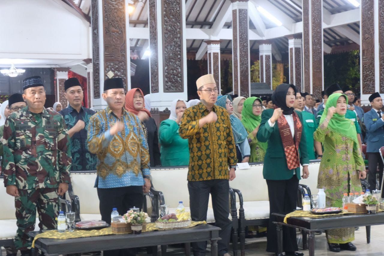 PELANTIKAN - Wakil Bupati (Wabup) Sidoarjo, Mimik Idayana menghadiri Pelantikan Pengurus Cabang IPNU dan IPPNU Kabupaten Sidoarjo Masa Khidmat 2025 - 2027 yang digelar di Pendopo Delta Wibawa Sidoarjo, Sabtu (06/09/2025) malam.