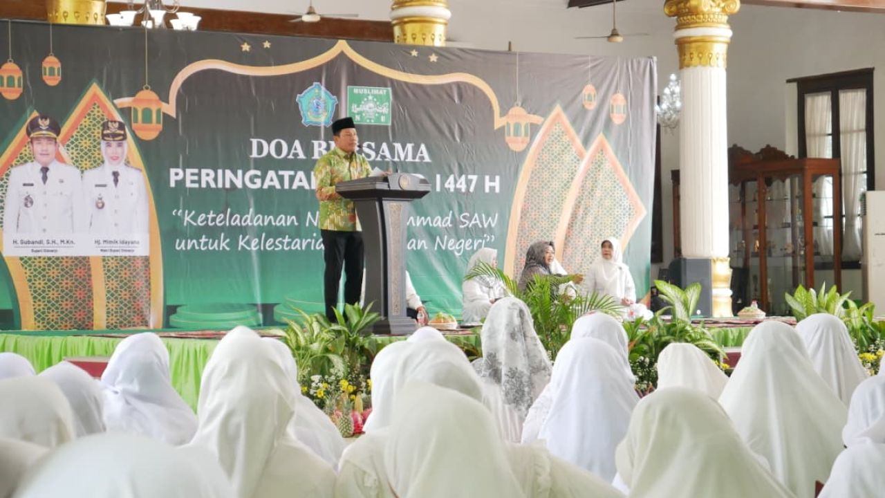 PERINGATAN - Bupati Sidoarjo Subandi mengajak Ratusan jamaah Muslimat NU dari berbagai kecamatan se-Kabupaten Sidoarjo berkumpul di Pendopo Delta Wibawa Sidoarjo dalam peringatan Maulid Nabi Muhammad SAW, Minggu (07/09/2025).