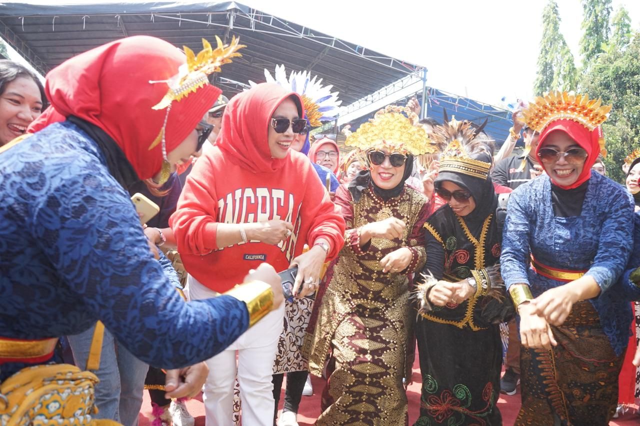 KARNAVAL - Wakil Bupati (Wabup) Sidoarjo, Mimik Idayana melepas ribuan peserta jalan sehat dalam rangka HUT RI ke 80 di Desa Bligo, Kecamatan Candi, Desa Grogol, Kecamatan Tulangan dan Desa Sidokerto, Kecamatan Buduran, Sidoarjo, Minggu (07/09/2025).