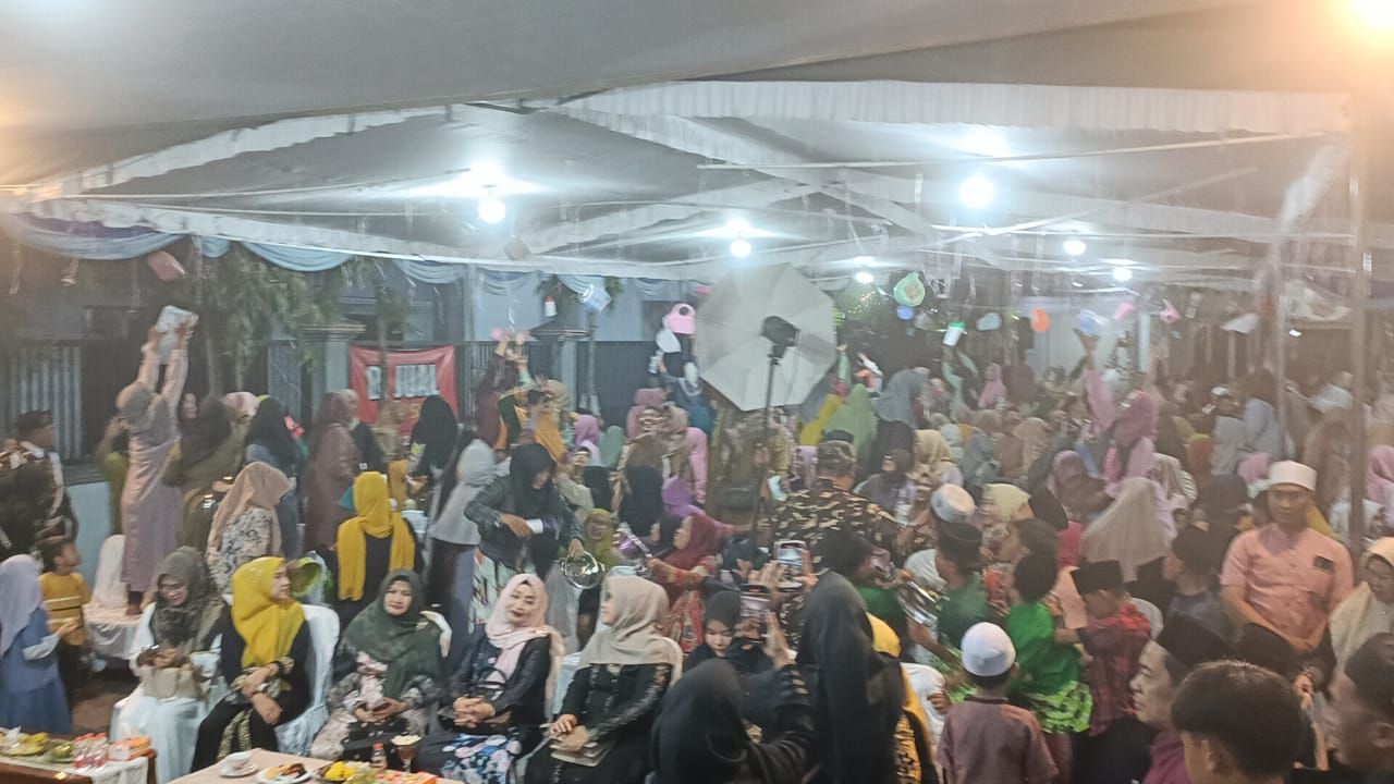 MAULID - Agenda rutin peringatan Maulid Nabi Muhammad SAW 1447, terasa beda saat digelar Masjid Miftahul Jannah Juanda Regency, Kecamatan Sedati, Sidoarjo diiringi Elsika Gambus dan ratusan door prize dengan hadiah utama Umroh, Minggu (07/09/2025).