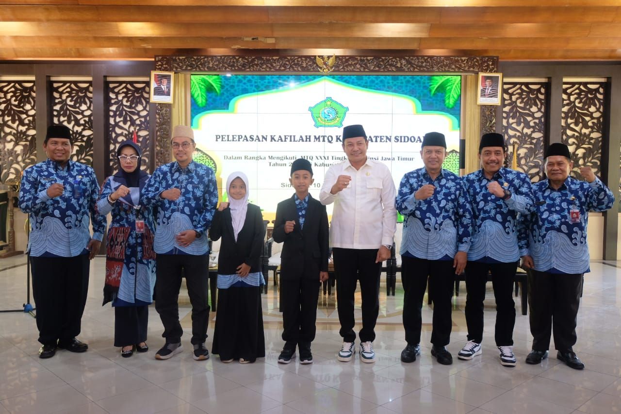 BERANGKATKAN - Bupati Sidoarjo Subandi resmi memberangkatkan 54 kontingen peserta Musabaqah Tilawatil Qur’an (MTQ) Kabupaten Sidoarjo dari Pendopo Delta Wibawa dan bakal berlaga pada MTQ XXXI tingkat Provinsi Jatim di Jember, Rabu (10/09/2025).