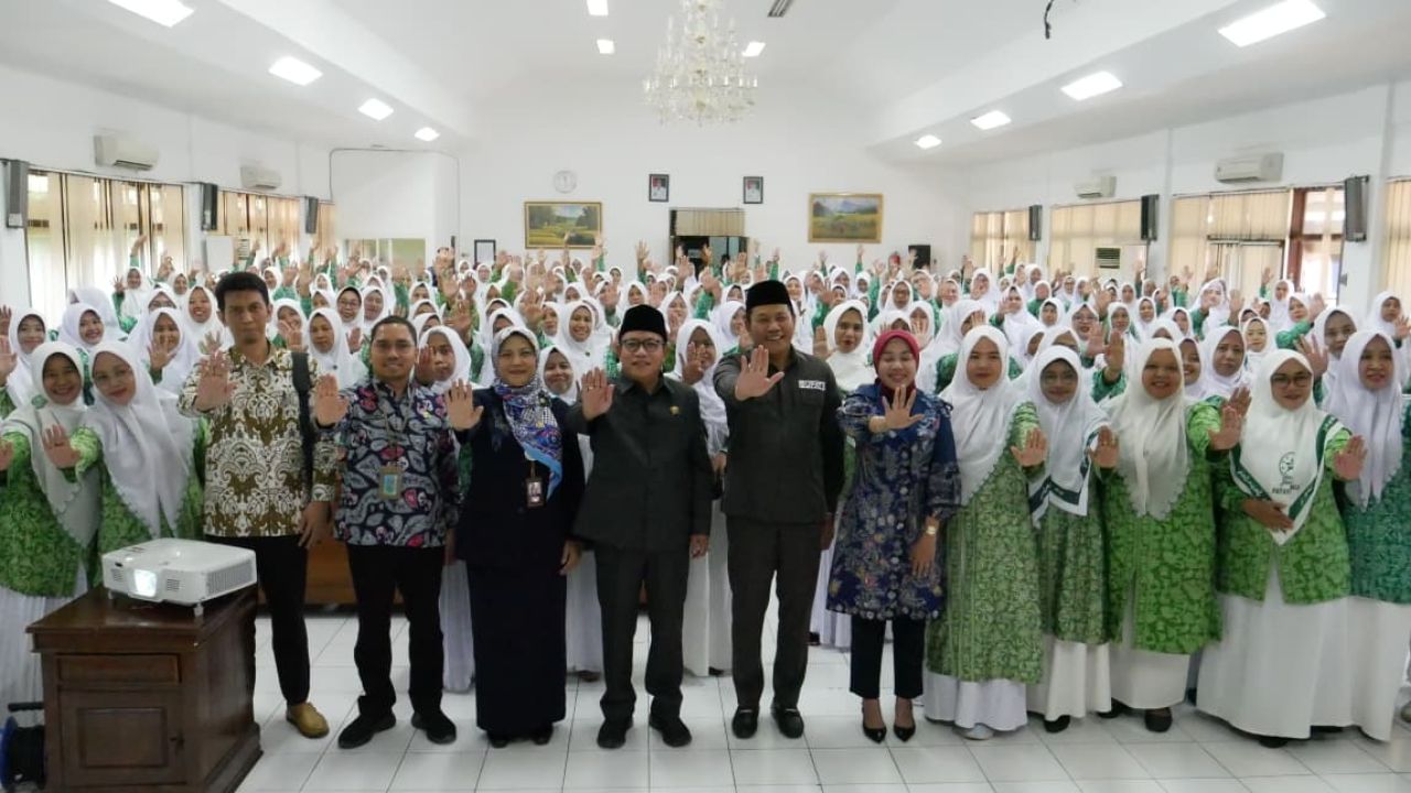 STUNTING - Bupati Sidoarjo Subandi mengajak kader Fatayat bekerjasama dan bersinergi mencegah stunting didukung Komisi D DPRD Sidoarjo saat kegiatan Gerakan Cegah Stunting bagi Fatayat di Gedung Delta Graha Sekretariat Pemkab Sidoarjo, Kamis (11/09/2025).