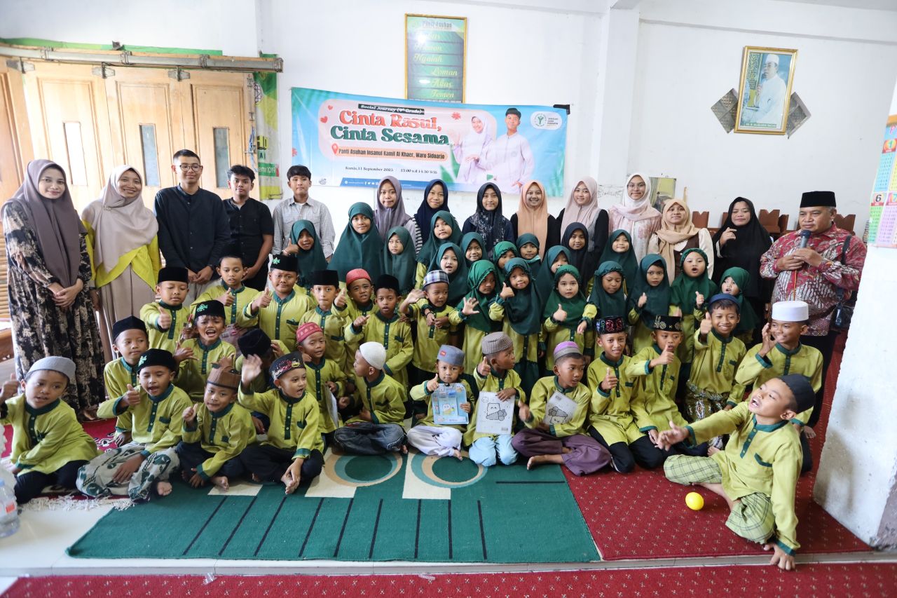 SOSIAL JOURNEY - Siswa SMP Al Muslim menggelar kegiatan social journey sebagai program SMP Al Muslim yang rutin digelar setiap jenjang dari kelas VII hingga kelas IX di Panti Asuhan Insanul Kamil Al Khaer JL Tropodo I, Kecamatan Waru, Kamis (11/09/2025).